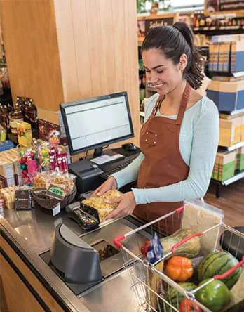 Cajera usando sistema POS