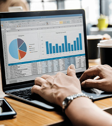 usuario usando un software empresarial